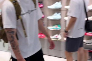 李宁拉塞尔中国行期间，Dlo现身粉丝求婚现场送上美好祝愿。