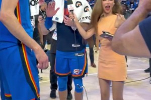 美女记者周玲安采访雷霆众将 即使穿高跟鞋依然显得很娇小啊😂