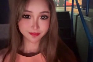 这现场氛围简直炸裂！美女记者周玲安晒雷霆主场 一片蓝色的海洋