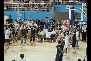 前湖人首发后卫？拉塞尔中国行三分频频打铁节目效果拉满😂