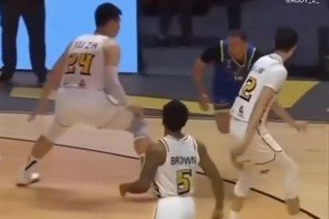 亚冠赛场阿拉基和许钟豪相撞之后直接退场了😨疑似是脱臼